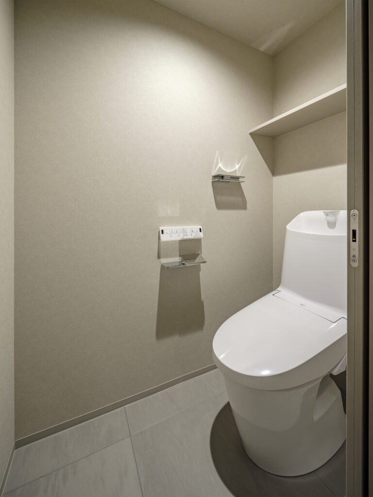 清潔感のある、シンプルなトイレです。