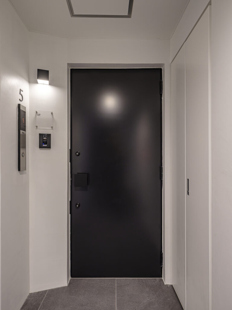 黒い玄関ドアがアクセントとなり、空間全体を引き締めています。