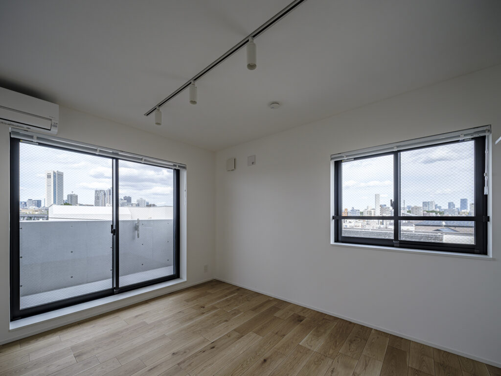 大きな窓から街並みを望める、明るく開放的なお部屋です。